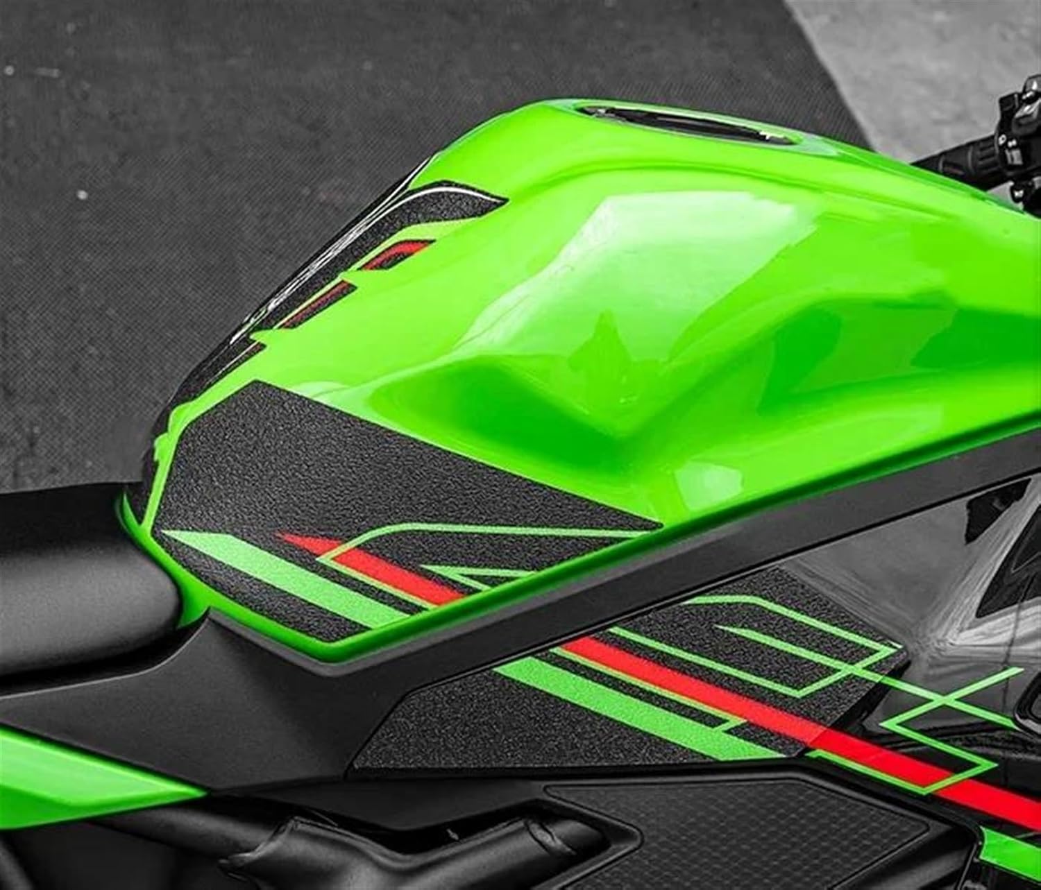 オートバイ用滑り止めサイド燃料タンク保護ステッカーに適合する